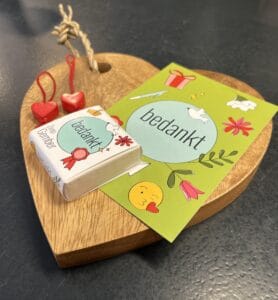 Hartje, met bedankt tekst, kaartje en gelukshartjes