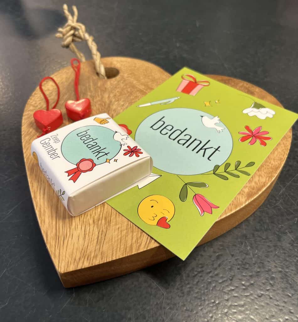 Hartje, met bedankt tekst, kaartje en gelukshartjes