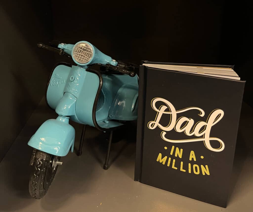 blauwe scooter en boekje voor vaderdag