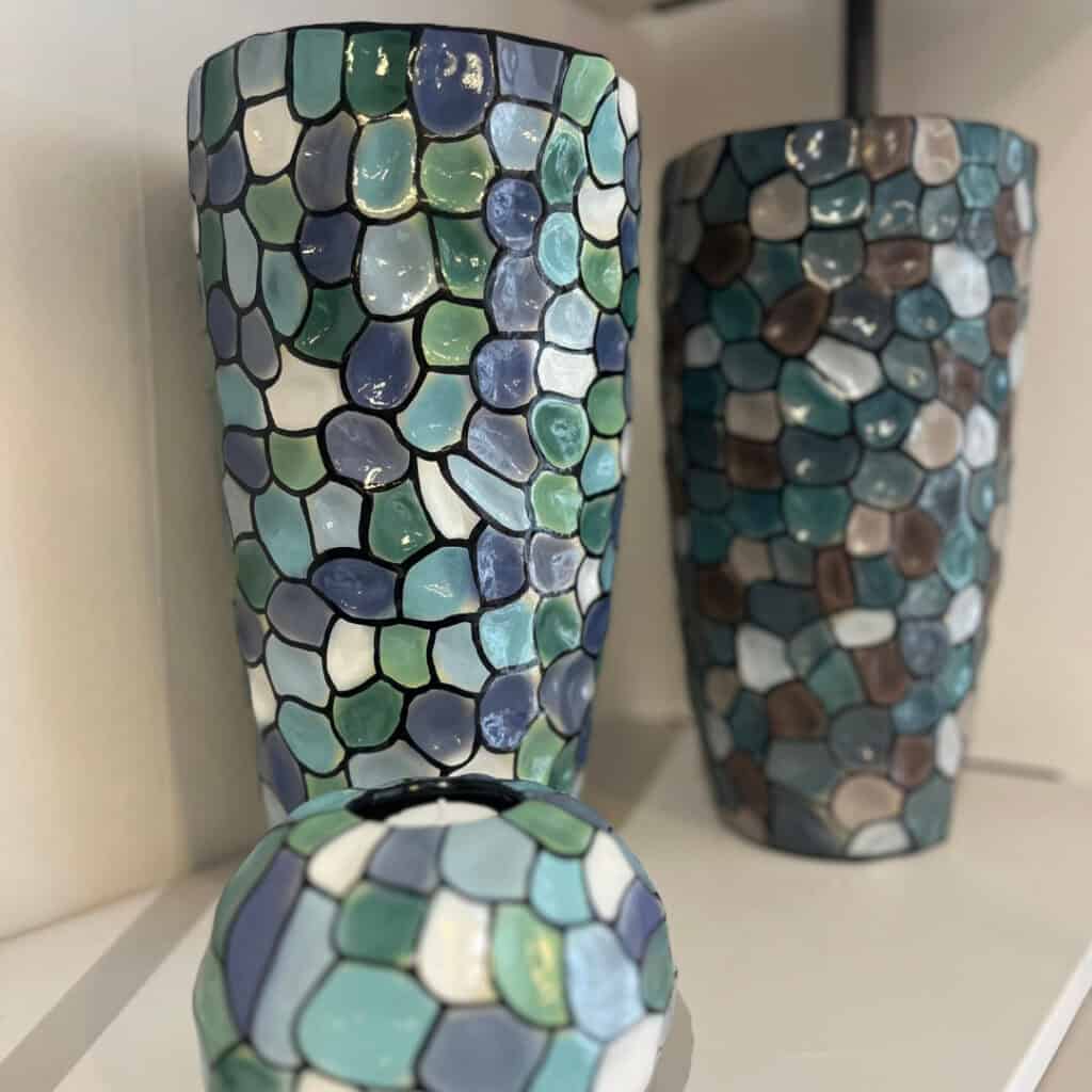 Kleurijke vazen in stelling